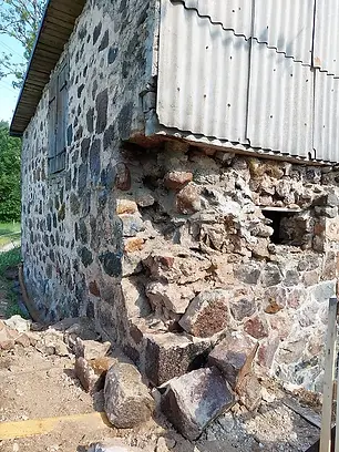 dismantling unstable stone masonry, controlled removal of loose stones, preparing damaged wall for rebuilding, démontage maçonnerie en pierre instable, dépose contrôlée pierres descellées, préparation mur pour reconstruction, instabiles Natursteinmauerwerk zurückbauen, lose Steine kontrolliert entfernen, beschädigte Mauer für Wiederaufbau vorbereiten, smontaggio muratura in pietra instabile, rimozione controllata pietre allentate, preparazione muro per ricostruzione