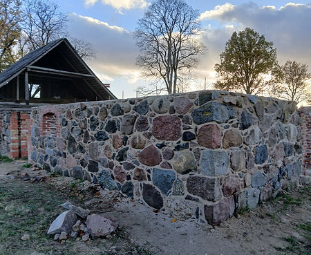 completed granite stone wall restoration, restored granite masonry with lime mortar, repaired traditional stone wall, conserved original granite stonework, mur en granit restauré terminé, maçonnerie en granit restaurée au mortier de chaux, mur traditionnel en pierre réparé, conservation pierre de granit d'origine, fertig restaurierte Granitsteinmauer, Granitmauerwerk mit Kalkmörtel restauriert, traditionelle Natursteinmauer repariert, originales Granitmauerwerk erhalten, restauro muro in granito completato, muratura in granito restaurata con malta di calce, muro tradizionale in pietra riparato, conservazione muratura originale in granito