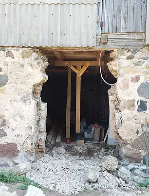 removing loose stones from masonry, dismantling structurally unstable stonework, stone wall structural repair preparation, retrait pierres descellées de la maçonnerie, démontage maçonnerie structurellement instable, préparation réparation structurelle mur en pierre, lose Steine aus Mauerwerk entfernen, strukturell instabiles Natursteinmauerwerk zurückbauen, Vorbereitung strukturelle Steinmauerreparatur, rimozione pietre instabili dalla muratura, smontaggio muratura strutturalmente instabile, preparazione riparazione strutturale muro
