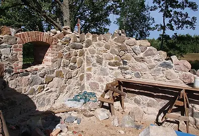 reconstructed stone window opening, rebuilt window masonry in old stone wall, repaired natural stone window opening, ouverture de fenêtre en pierre reconstruite, maçonnerie de fenêtre reconstruite dans mur ancien, ouverture en pierre naturelle réparée, rekonstruierte Naturstein-Fensteröffnung, wiederaufgebautes Fenstermauerwerk in alter Steinwand, reparierte Naturstein-Fensteröffnung, apertura finestra in pietra ricostruita, muratura finestra ricostruita nel vecchio muro, apertura in pietra naturale riparata