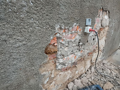 stone wall covered with cement render, original stone masonry hidden under cement, cement-rendered old stone façade, mur en pierre recouvert d'enduit ciment, maçonnerie d'origine cachée sous ciment, ancienne façade en pierre enduite de ciment, Natursteinwand mit Zementputz bedeckt, originales Steinmauerwerk unter Zement verborgen, alte Natursteinfassade mit Zementputz, muro in pietra coperto da intonaco cementizio, muratura originale nascosta sotto cemento, vecchia facciata in pietra intonacata con cemento