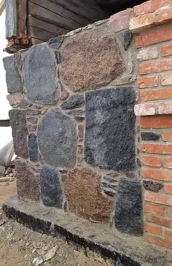 reconstructed stone wall with glazing opening, stone masonry opening for future glazing, rebuilt stone building end wall, mur en pierre reconstruit avec ouverture vitrée, ouverture dans maçonnerie pour futur vitrage, mur d'extrémité bâtiment en pierre reconstruit, rekonstruierte Natursteinwand mit Verglasungsöffnung, Maueröffnung für zukünftige Verglasung, wiederaufgebaute Stirnwand aus Naturstein, muro in pietra ricostruito con apertura vetrata, apertura nella muratura per futura vetrata, parete terminale in pietra ricostruita