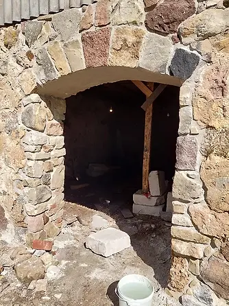 rebuilt stone building entrance, reconstructed stone doorway masonry, repaired structural stone entrance, entrée bâtiment en pierre reconstruite, maçonnerie de porte reconstruite, entrée structurelle en pierre réparée, wiederaufgebauter Naturstein-Gebäudeeingang, rekonstruiertes Mauerwerk an Türöffnung, reparierter tragender Steineingang, ingresso edificio in pietra ricostruito, muratura apertura porta ricostruita, ingresso strutturale in pietra riparato