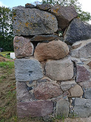 deteriorated granite stone wall, failing mortar joints in stone masonry, loose stones in old wall, granite masonry before restoration, mur ancien en granit détérioré, joints de mortier dégradés, pierres instables dans maçonnerie ancienne, Granitsteinmauer beschädigt, ausgewaschene Mauerwerksfugen, lose Steine im Natursteinmauerwerk, muro antico in granito deteriorato, fughe della muratura degradate, pietre instabili nel muro