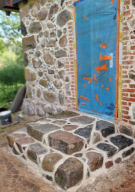 forming natural stone staircase, irregular stone entrance steps, finishing traditional stone steps, réalisation escalier en pierre naturelle, marches irrégulières en pierre, finition marches traditionnelles en pierre, Natursteintreppe gestalten, unregelmäßige Naturstein-Eingangsstufen, traditionelle Steinstufen fertigstellen, realizzazione scala in pietra naturale, gradini irregolari in pietra, finitura gradini tradizionali in pietra