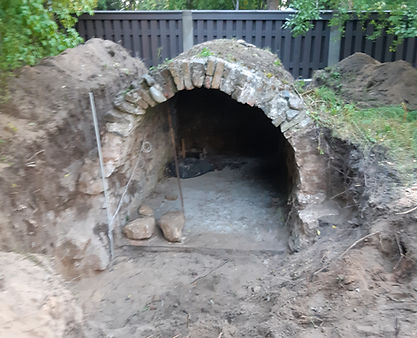 old stone cellar vault before renovation, existing masonry vault before transformation, traditional stone cellar vault, ancienne voûte de cave en pierre avant rénovation, voûte en maçonnerie existante avant transformation, voûte traditionnelle de cave en pierre, altes Steingewölbe im Keller vor Sanierung, bestehendes Mauerwerksgewölbe vor Umbau, traditionelles Kellergewölbe aus Naturstein, vecchia volta della cantina in pietra prima della ristrutturazione, volta in muratura esistente prima della trasformazione, volta tradizionale di cantina in pietra