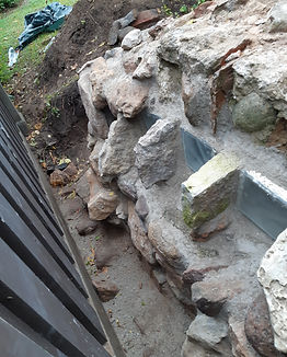 rebuilding stone wall opening, preparing masonry for glass blocks, stone cellar wall reconstruction, reconstruction ouverture mur en pierre, préparation maçonnerie pour briques de verre, reconstruction mur de cave en pierre, Wiederaufbau Öffnung in Natursteinmauer, Mauerwerk für Glasbausteine vorbereiten, Rekonstruktion Naturstein-Kellerwand, ricostruzione apertura muro in pietra, preparazione muratura per vetrocemento, ricostruzione muro cantina in pietra
