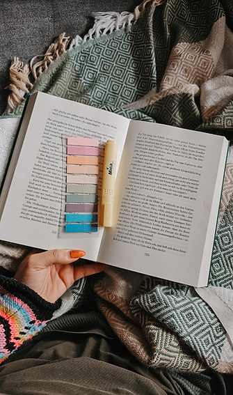 Buch mit Post-it