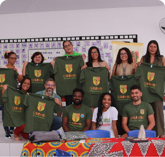 Educadores em roda de conversa.png