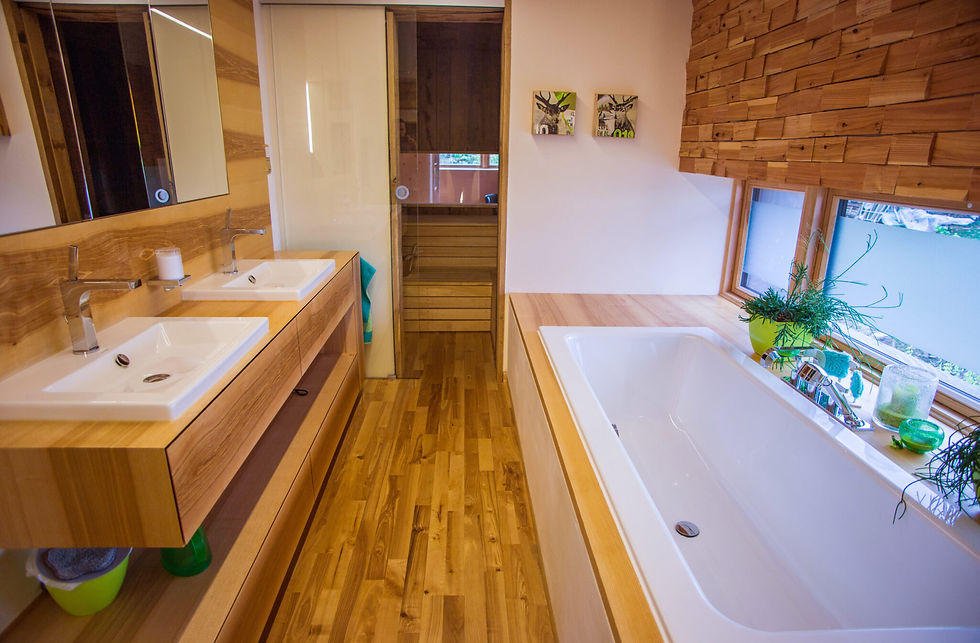 Modernes Badezimmer mit Holzmoebeln, Badewanne und Waschtisch