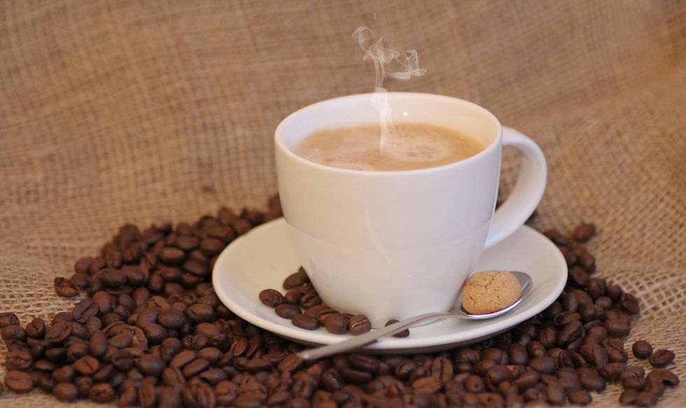 Dampfende Tasse Kaffee mit Kaffeebohnen auf einem Jutesack