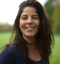 Sarah draußen im Grünen