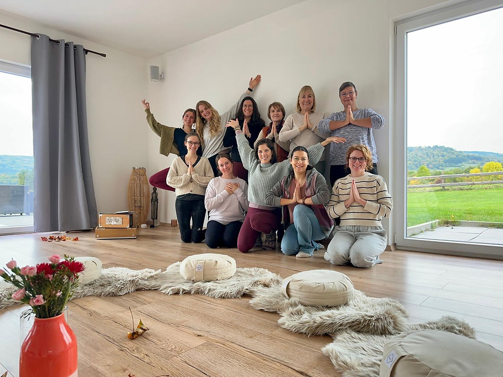Yoga Gruppe im Yoga Raum