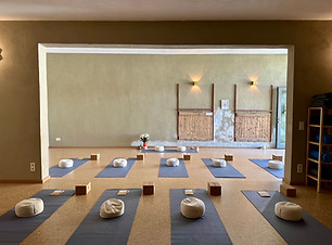 Yoga Scheune von hinten mit Licht