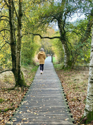 Sarah wandert auf einem Steeg