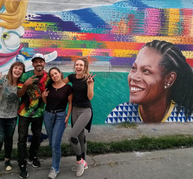 Para homenagear as nossas jogadoras, três artistas fazem um muro em São Paulo.