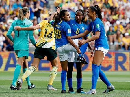 MARTA UTILIZA A COMEMORAÇÃO DO SEU GOL, NÃO SOMENTE PARA MARCAR A SUA CARREIRA, MAS PARA NOS LEMBRAR