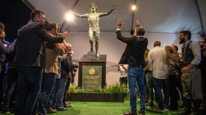 O que é uma estátua perto da materialização real de um ídolo