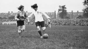 Mais um grande passo para as mulheres! Após estátuas de homens no futebol inglês, a primeira mulher