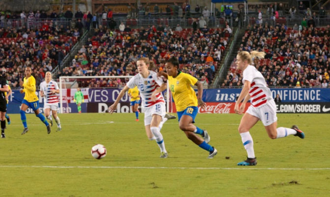 Com problemas na defesa, Brasil perde para os Estados Unidos e não pontua na She Believes Cup.