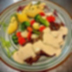 Sztuka mięsa wołowa (150g) w sosie chrzanowym z ziemniakami i warzywami blanszowanymi