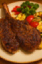 Tomahawk stek wieprzowy (250g) z mix sałat i sosem malinowym