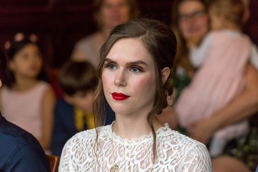 Zoomfoto der Braut im Trauzimmer während der Trauung im Standesamt Neukölln