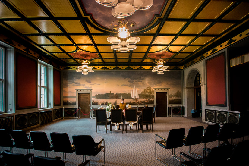 Abbildung des größeren, selten genutzten Trauzimmers im Berliner Büro in Schöneberg. Im Internet finden sich nur wenige Fotos dieses Trauzimmers.