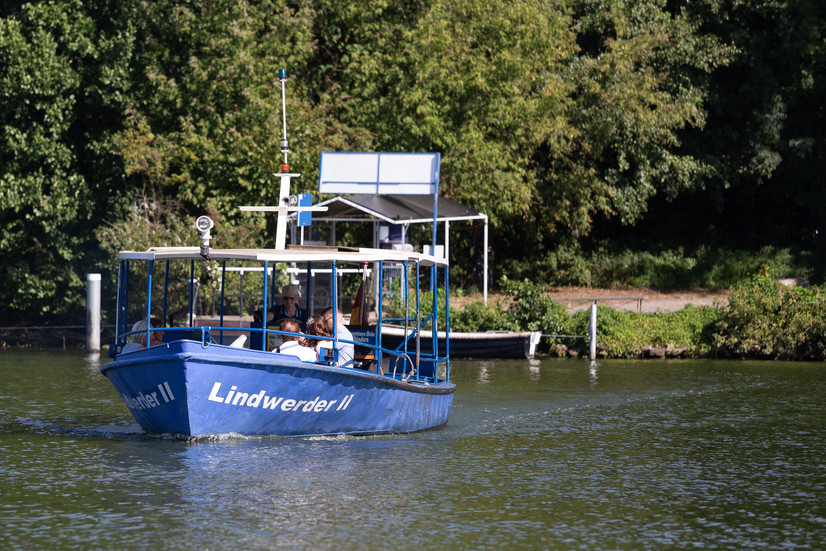 Foto des Bootes, das Passagiere vom Parkplatz Grunewald zur Insel Lindwerder transportiert.
