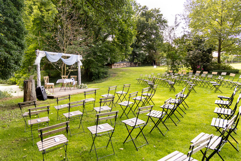 Stuhlreihen für freie Trauung unter freiem Himmel im Garten der Bekemühle Brandenburg