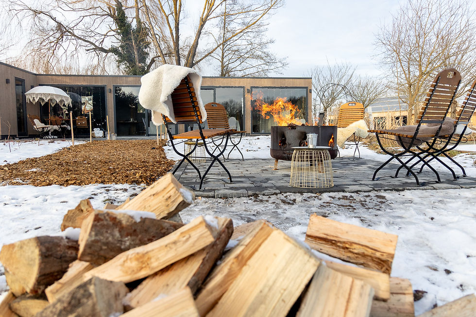Blick auf die Fassade des Veranstaltungsbereichs der Hochzeitslocation Caravanserei Oranienburg im Winter