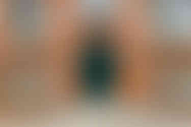 Fassade des historischen Gebäudes Alten Rathaus es zeigt nur das Tor, Lampen und Lettering