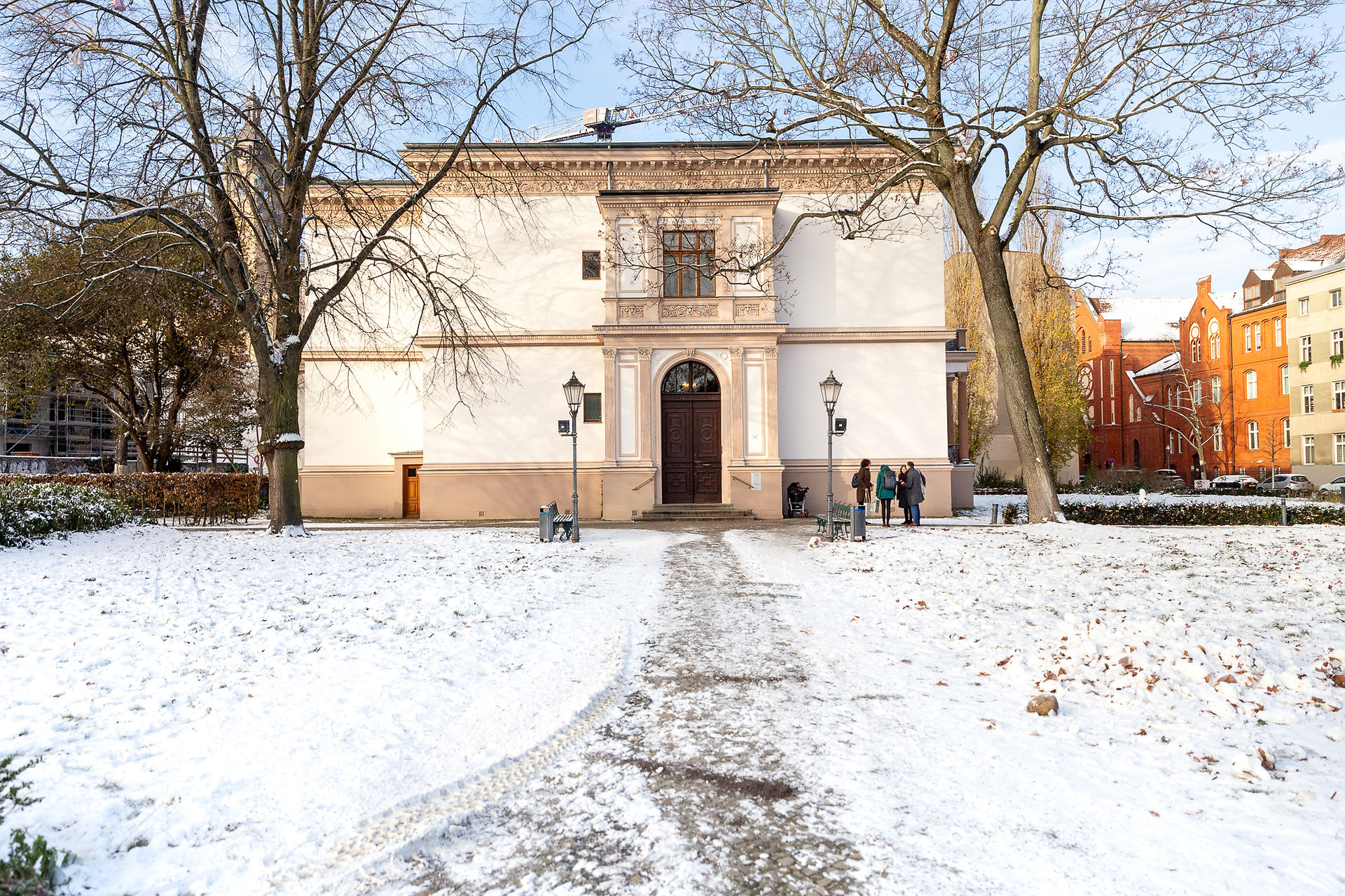 Fassade des Standesamtes Villa Kogge in Berlin an einem verschneiten Wintertag.