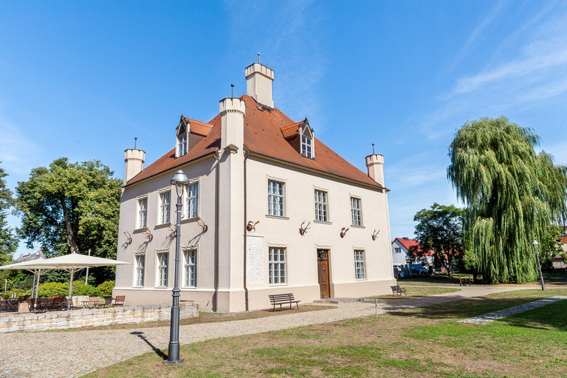 Fassade des Jagdschlosses in Schorfheide an einem sonnigen Tag bei blauem Himmel.