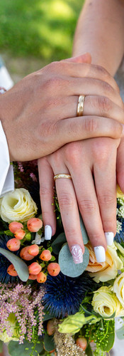 Das Brautpaar mit seinen Ringen und dem Brautstrauß im Schlosspark Oranienburg - fotograf standesamtliche Trauung