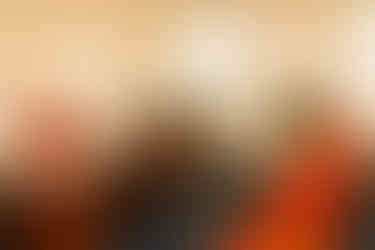 Weitwinkelaufnahme des roten Traumzimmers im Büro in Schöneberg, Berlin, mit dem Schreibtisch im Vordergrund. Das Traumzimmer ist gut fotografiert und leer.