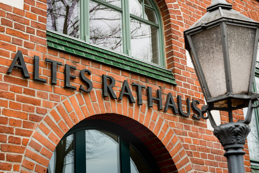 Nur Lampe und lettering der Fassade des Altes Rathauses