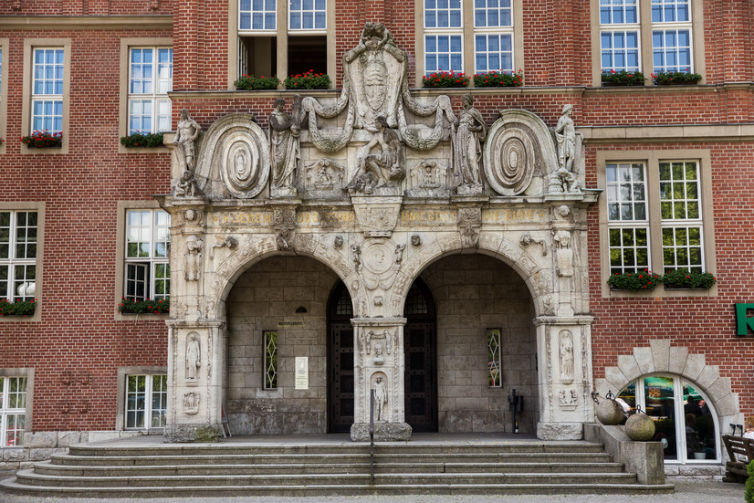 Nahaufnahme der Skulpturensäulen vor dem Standesamt Reinickendorf.