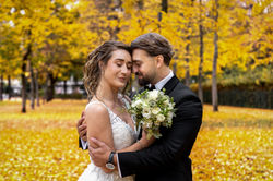 herbst hochzeit das brautpaar kuschelt sich mit ganz gelbe natur hintergrund