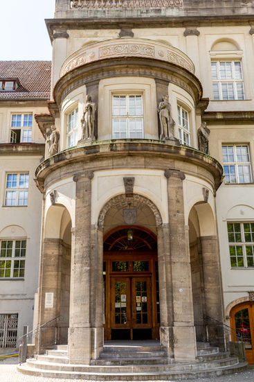 Porträtfoto der Fassade des Standesamtes Treptow Köpenick