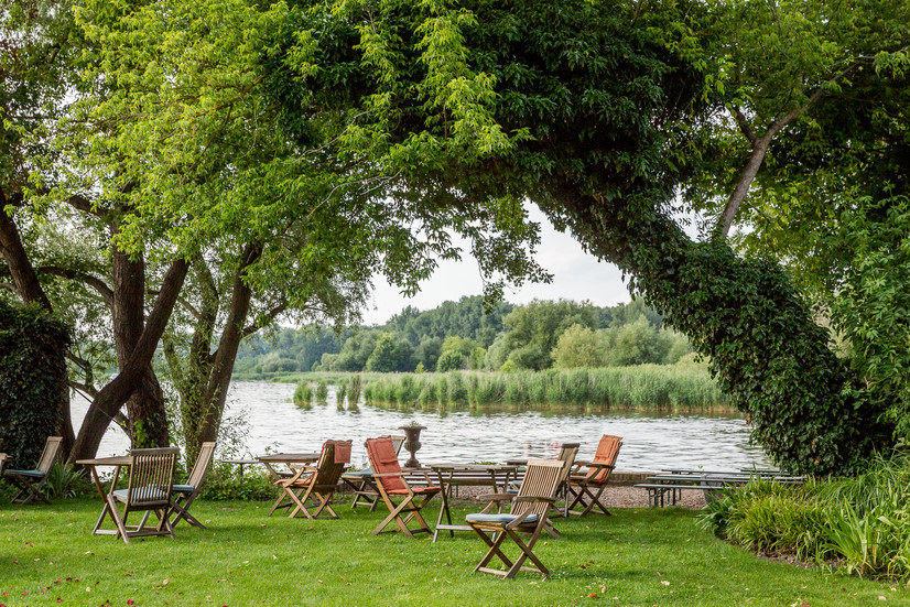 Gut Schloss mit Außenblick auf den See