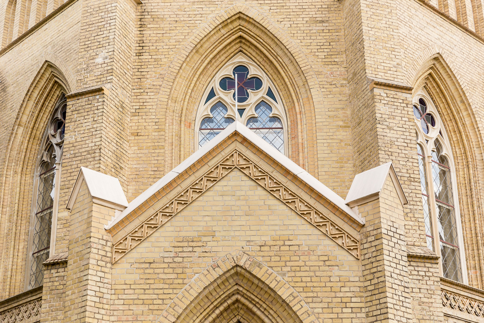 Teil der Fassade der Alten Neuendorfer Kirche in Potsdam. Nahaufnahme der Fenster.