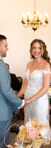 Das Brautpaar steht vor seinem Kuss im Trauzimmer des Standesamt Oranienbug - fotograf standesamtliche Trauung