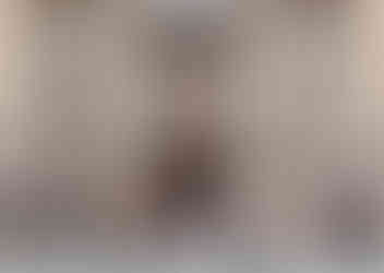 Blick auf die Fassade des Standesamts Schöneberg in Berlin mit Gästen auf dem Bürgersteig.