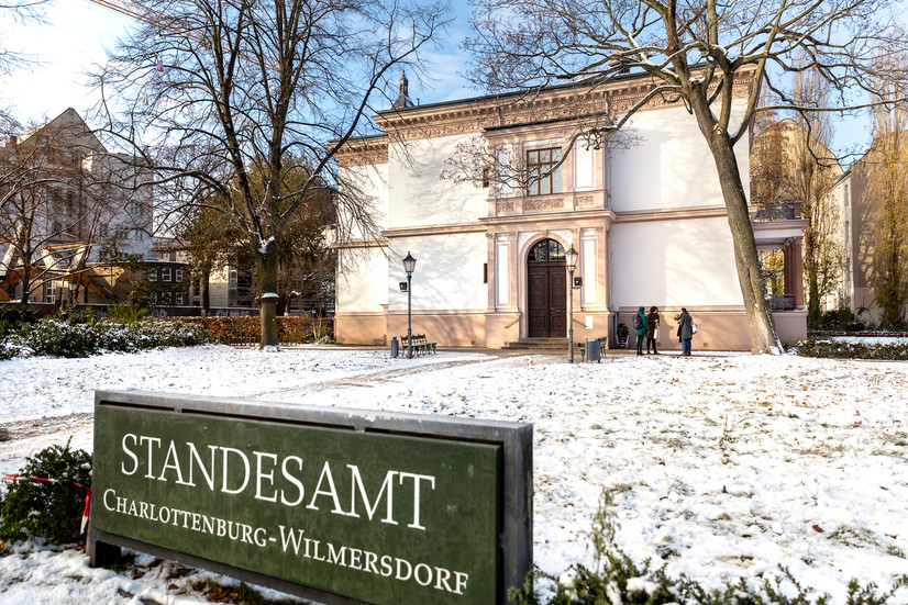 Fassade des Standesamtes Villa Kogge in Berlin an einem verschneiten Wintertag blick von straße mit schild des Standesamtes  
