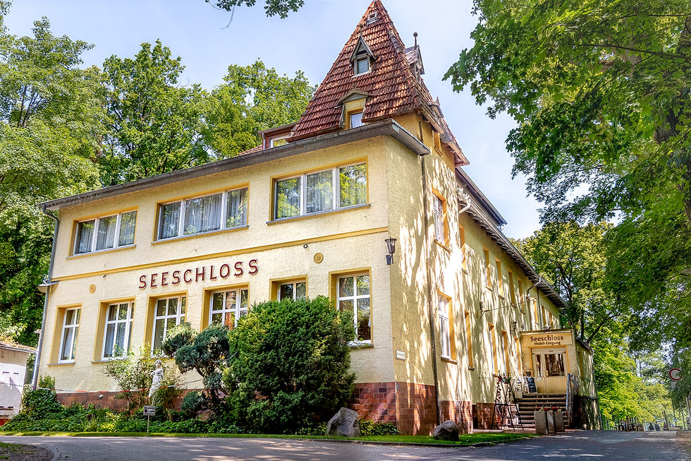 Foto der Fassade der Hochzeitslocation Seeschloss am Bötzsee in Brandenburg