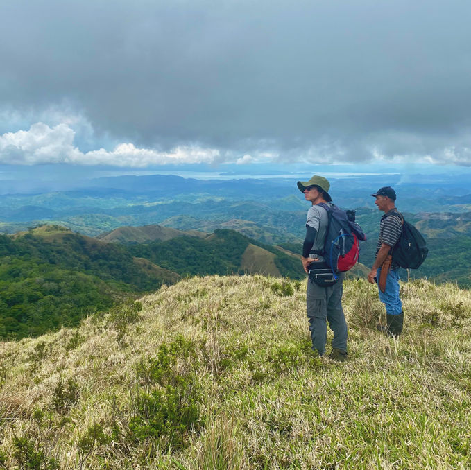 Twee wandelaars genieten van een schitterend uitzicht tijdens hun 14-daagse rondreis Costa Rica. 