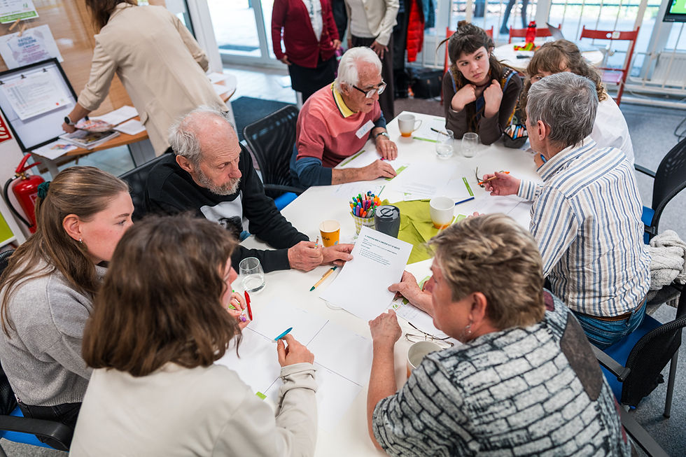 Studenti a senioři při společné diskuzi