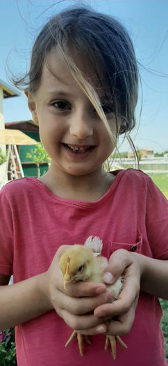 Bambina con pulcino