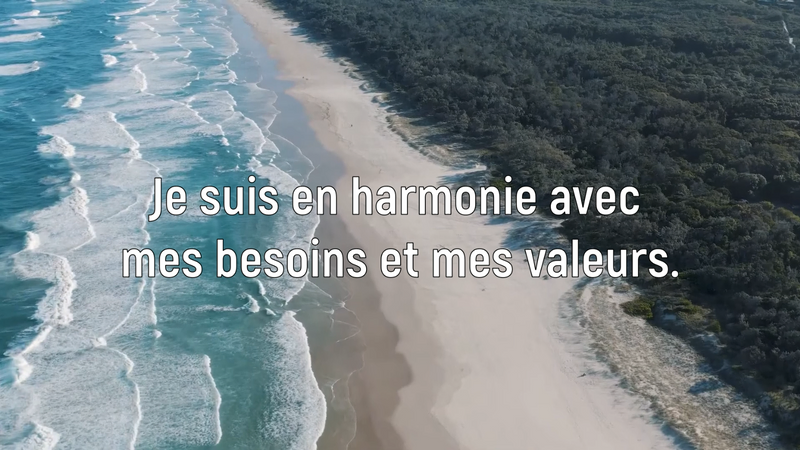 un couple d'amoureux sur une plage qui se tiennent la main